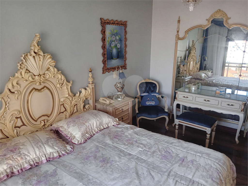 Apartamento mobiliado para locação com 3 suítes e 3 vagas.