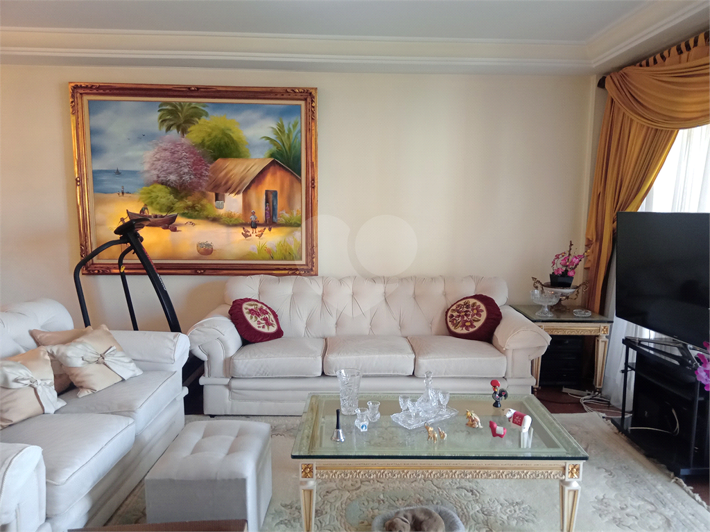 Apartamento mobiliado para locação com 3 suítes e 3 vagas.