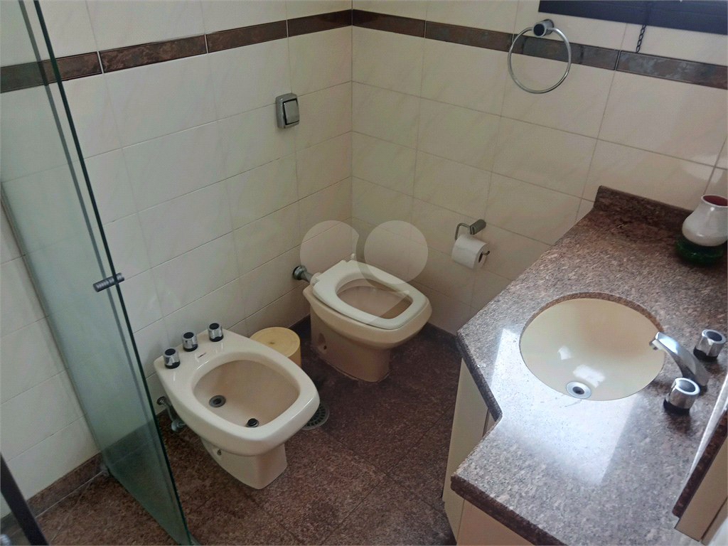 Apartamento mobiliado para locação com 3 suítes e 3 vagas.