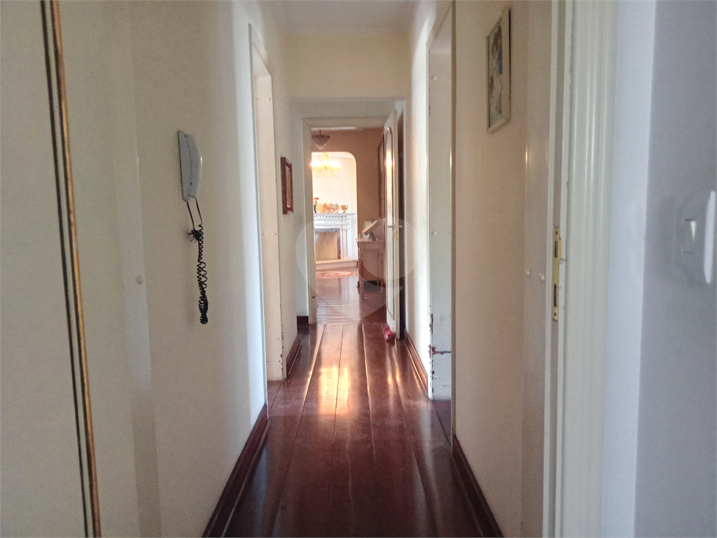 Apartamento mobiliado para locação com 3 suítes e 3 vagas.