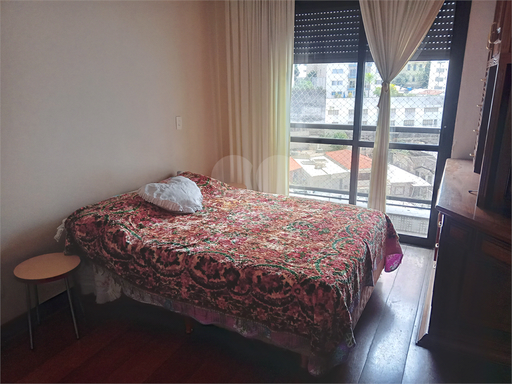 Apartamento mobiliado para locação com 3 suítes e 3 vagas.