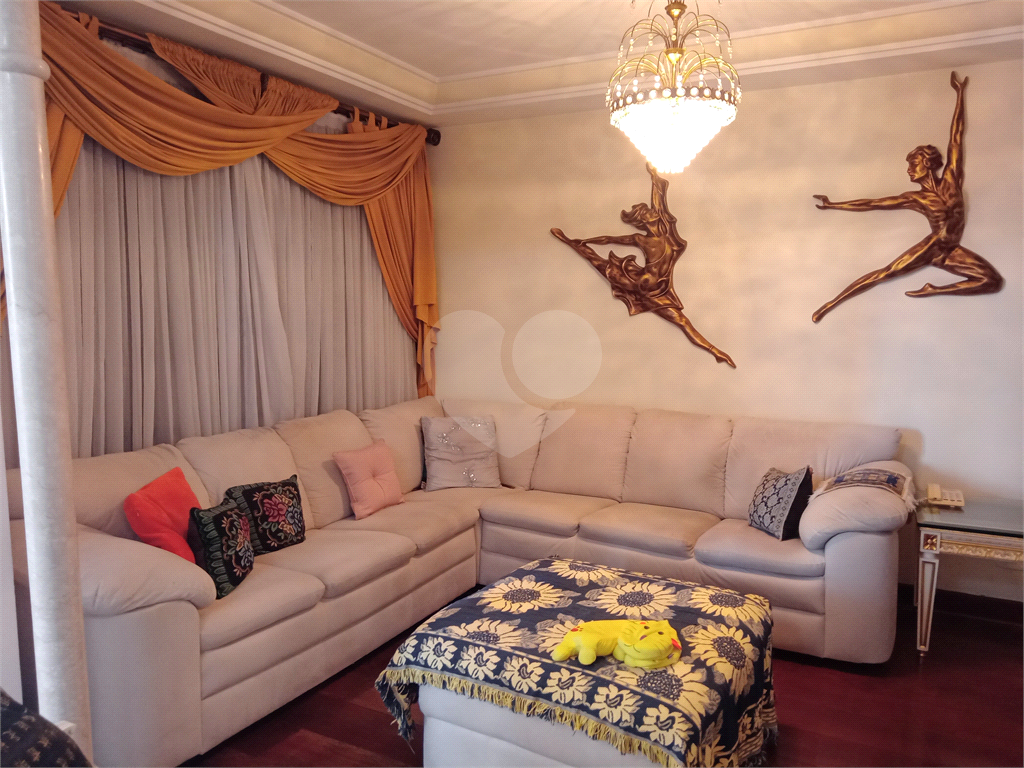 Apartamento mobiliado para locação com 3 suítes e 3 vagas.