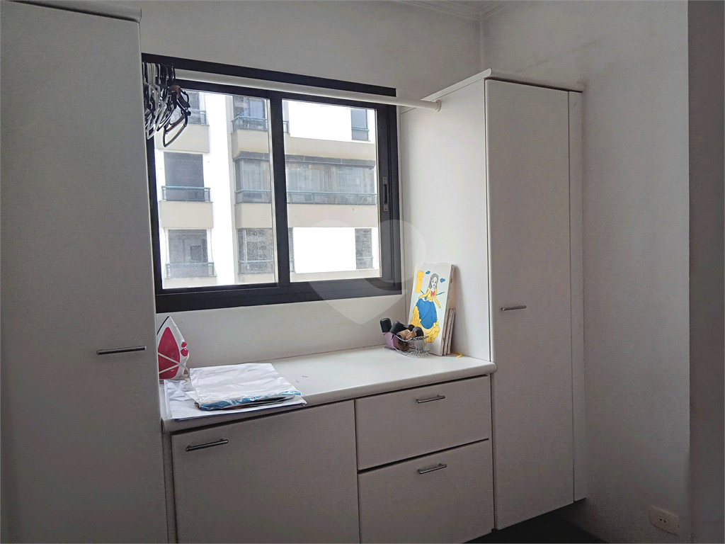 Apartamento mobiliado para locação com 3 suítes e 3 vagas.
