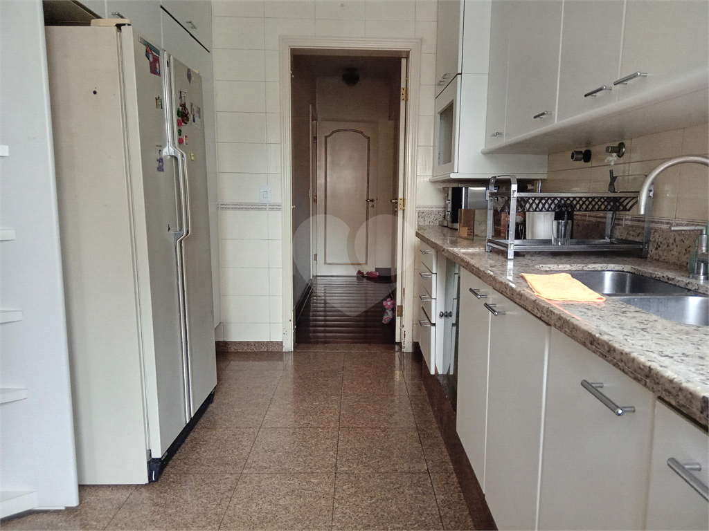 Apartamento mobiliado para locação com 3 suítes e 3 vagas.
