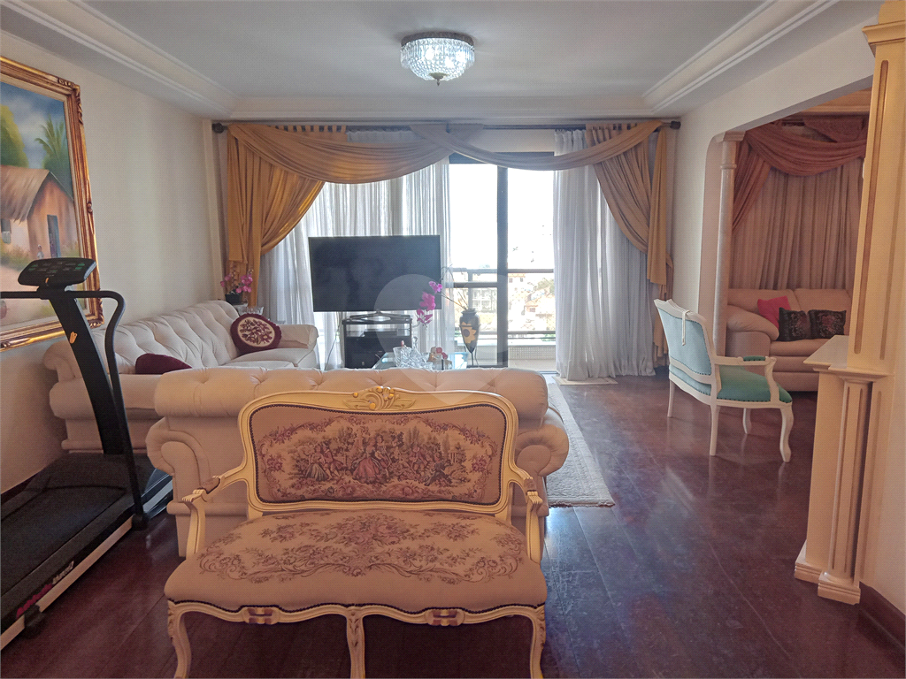 Apartamento mobiliado para locação com 3 suítes e 3 vagas.