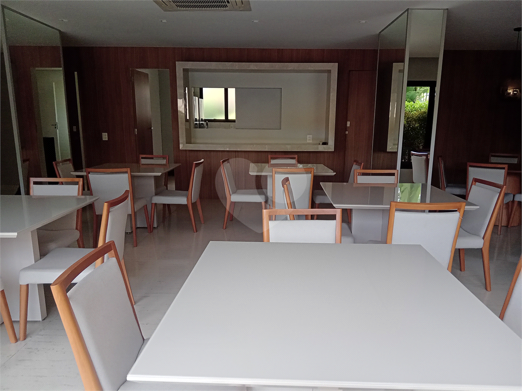 Apartamento mobiliado para locação com 3 suítes e 3 vagas.