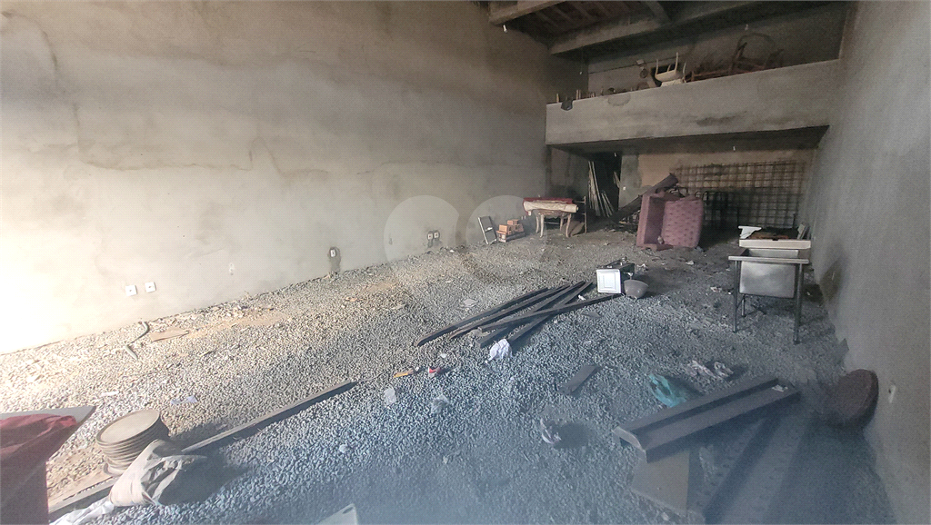 Predio comercial, 765m2, 4 vãos livres, mezanino, salas e banheiros, 3 vagas. Santana.