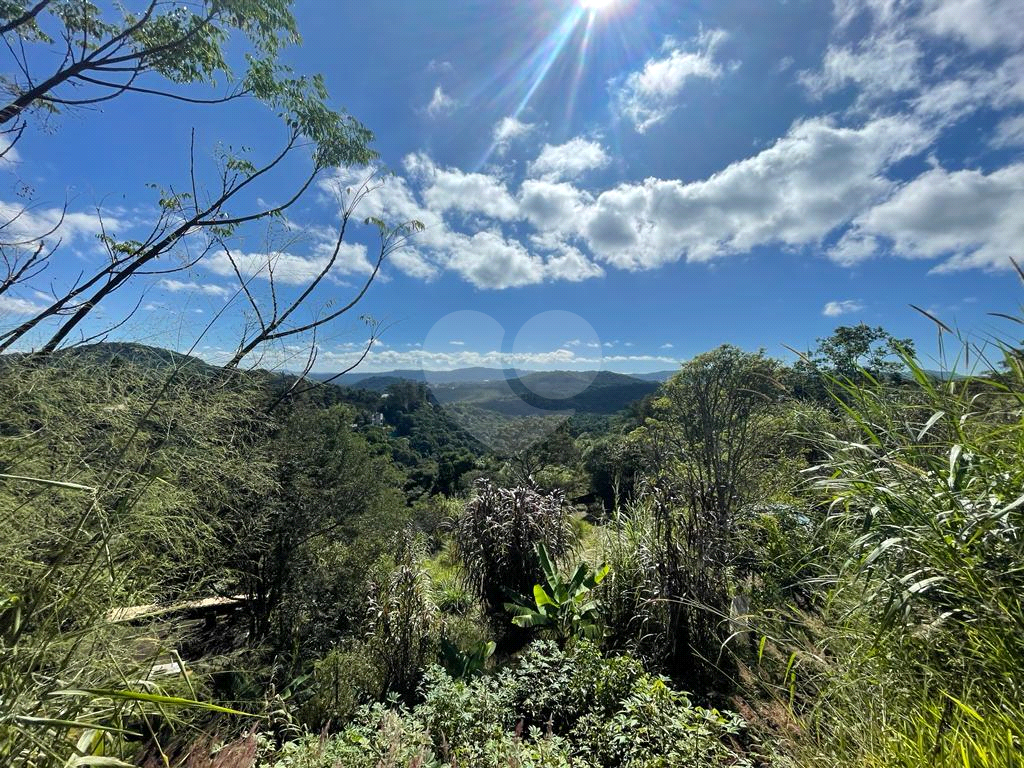 Terreno na Serra da Cantareira, loteamento fechado de alto padrão com 4.265 m²