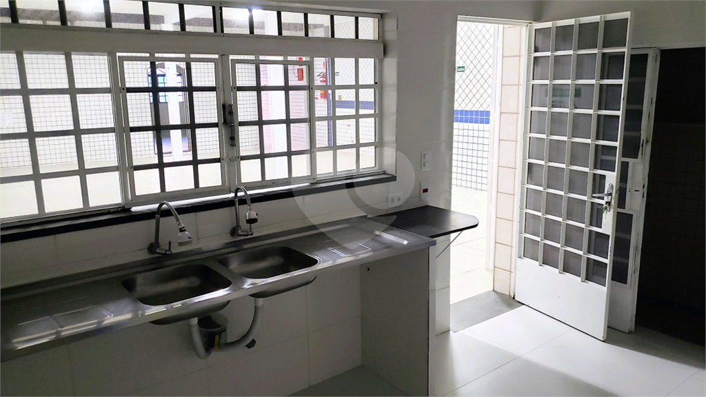 Prédio comercial com excelente localização à venda ou locação ao lado da Brás Leme.