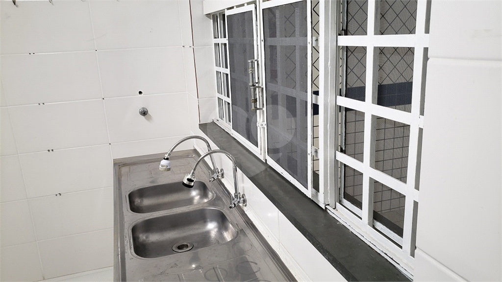 Prédio comercial com excelente localização à venda ou locação ao lado da Brás Leme.