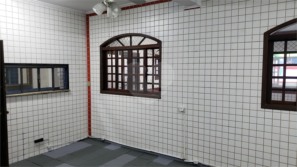 Prédio comercial com excelente localização à venda ou locação ao lado da Brás Leme.