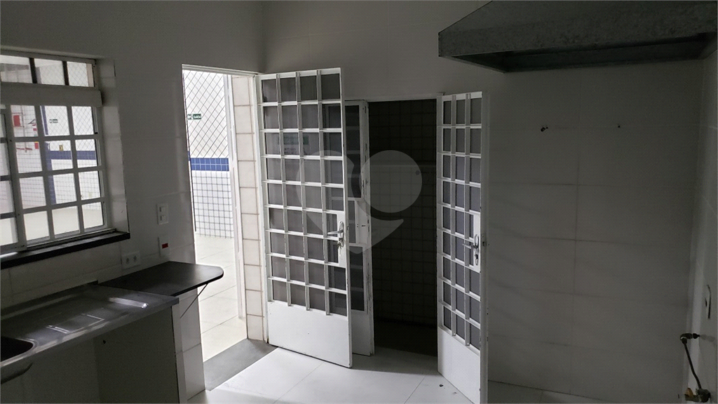 Prédio comercial com excelente localização à venda ou locação ao lado da Brás Leme.