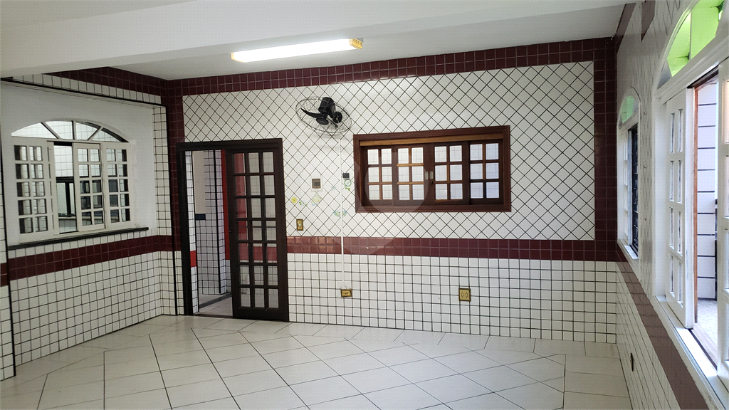 Prédio comercial com excelente localização à venda ou locação ao lado da Brás Leme.