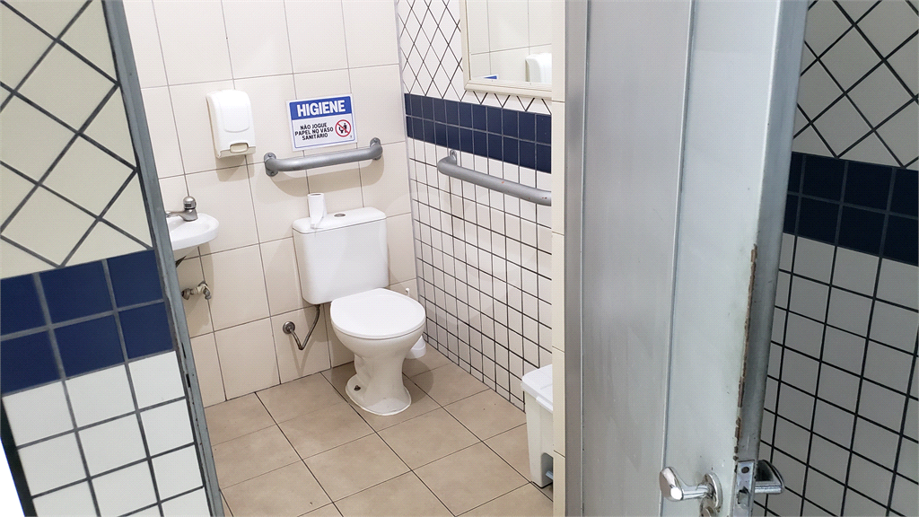 Prédio comercial com excelente localização à venda ou locação ao lado da Brás Leme.