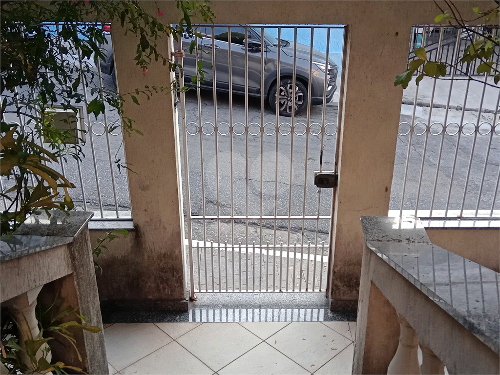 Sobrado amplo com quintal repleto de árvores frutíferas no bairro Santa Terezinha. 