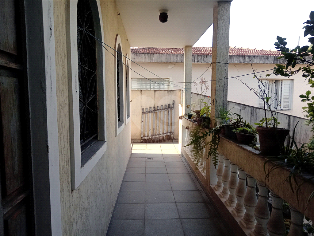 Sobrado amplo com quintal repleto de árvores frutíferas no bairro Santa Terezinha. 
