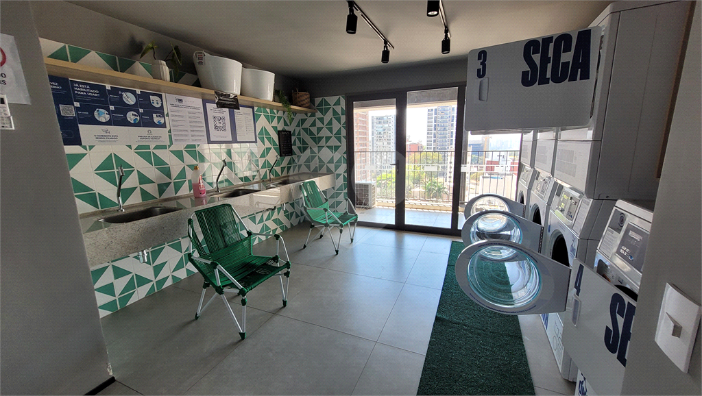 Studio 26m² com piso frio instalado, condomínio com piscina salão gourmet e de festas, e lavanderia Pinheiros