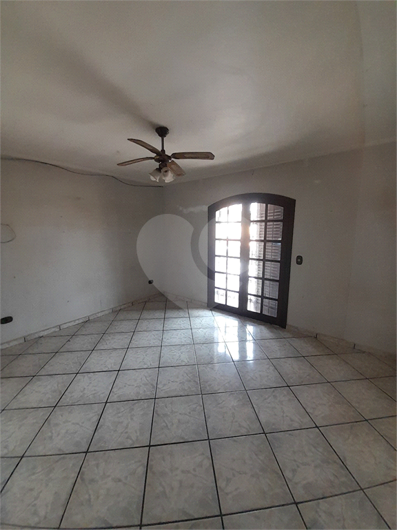 Casa para alugar com 4 quartos, 300m² - Foto 5