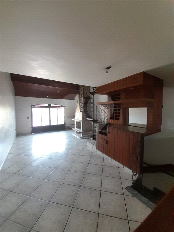 Casa para alugar com 4 quartos, 300m² - Foto 4