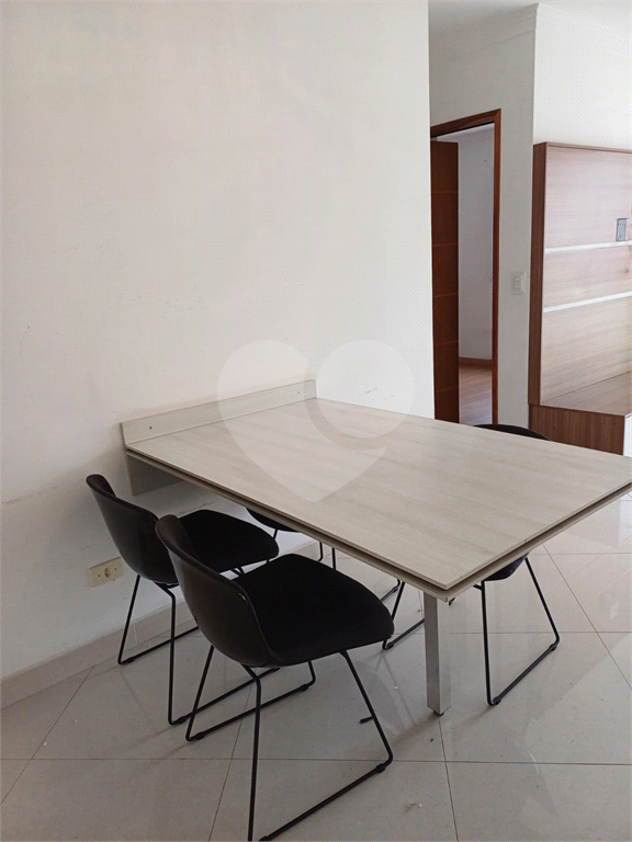Alugue seu novo lar: Apartamento de 50 m² com 2 dormitórios, cozinha americana, sala e banheiro com 
