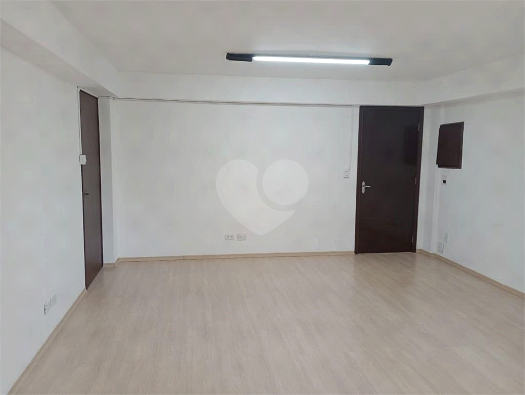 Sala Comercial de 70m² em Condomínio Fechado - Ótima Localização!