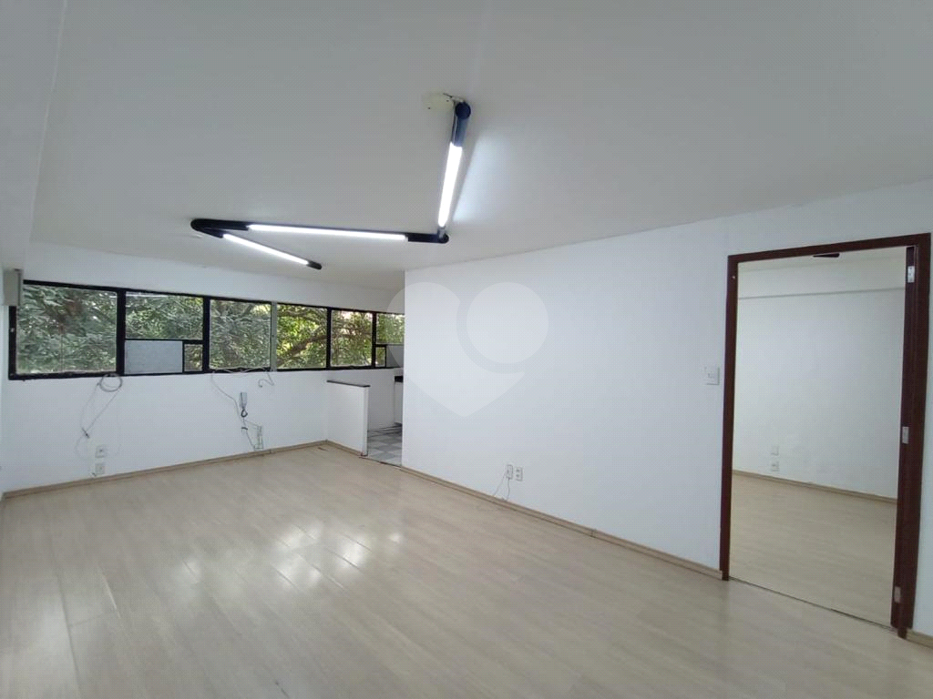 Sala Comercial de 70m² em Condomínio Fechado - Ótima Localização!