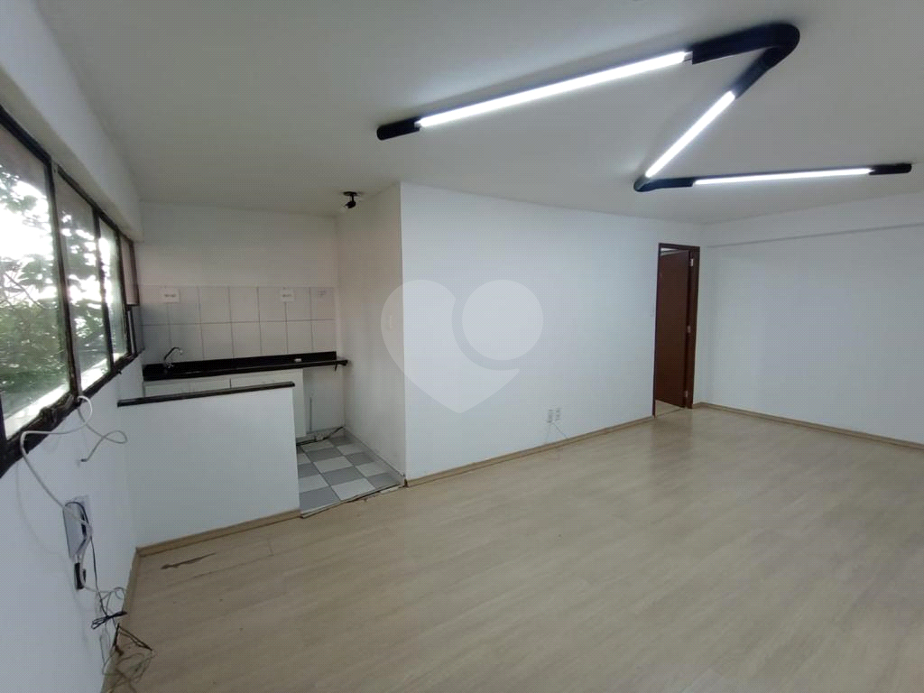 Sala Comercial de 70m² em Condomínio Fechado - Ótima Localização!