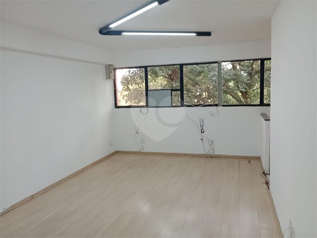 Sala Comercial de 70m² em Condomínio Fechado - Ótima Localização!