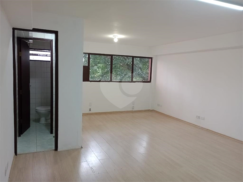 Sala Comercial de 70m² em Condomínio Fechado - Ótima Localização!