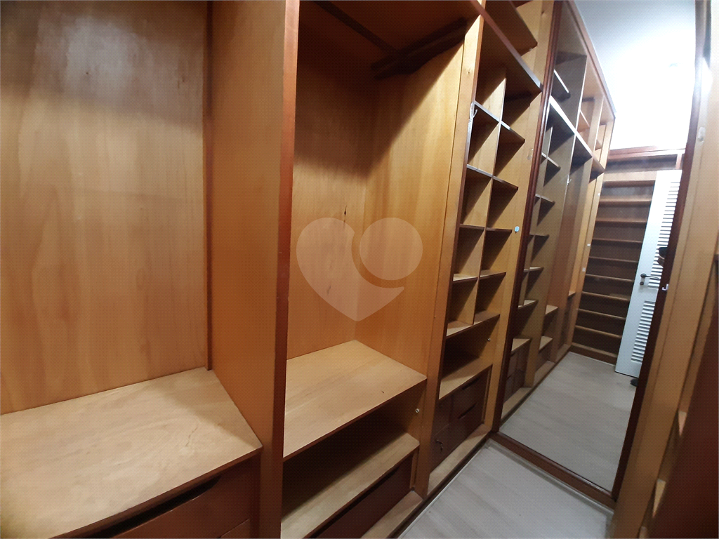 Apartamento para vender em Santana com 220m2, 4 quartos, sendo 3 suítes, 5 banheiros e 3 vagas