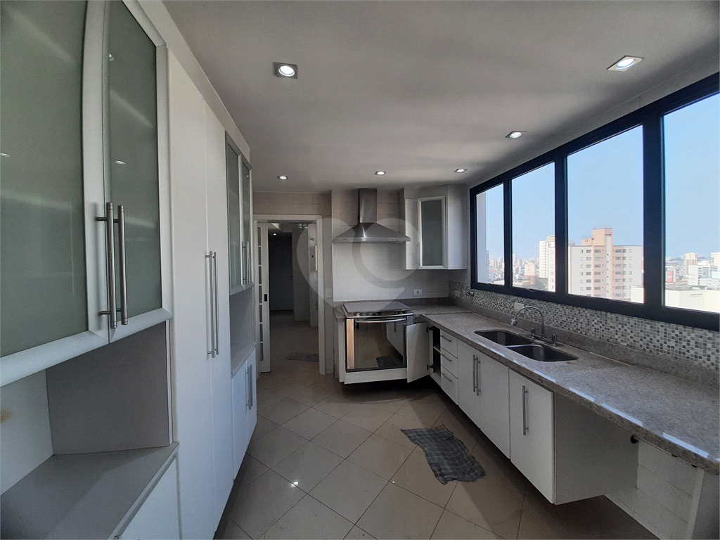 Apartamento para vender em Santana com 220m2, 4 quartos, sendo 3 suítes, 5 banheiros e 3 vagas