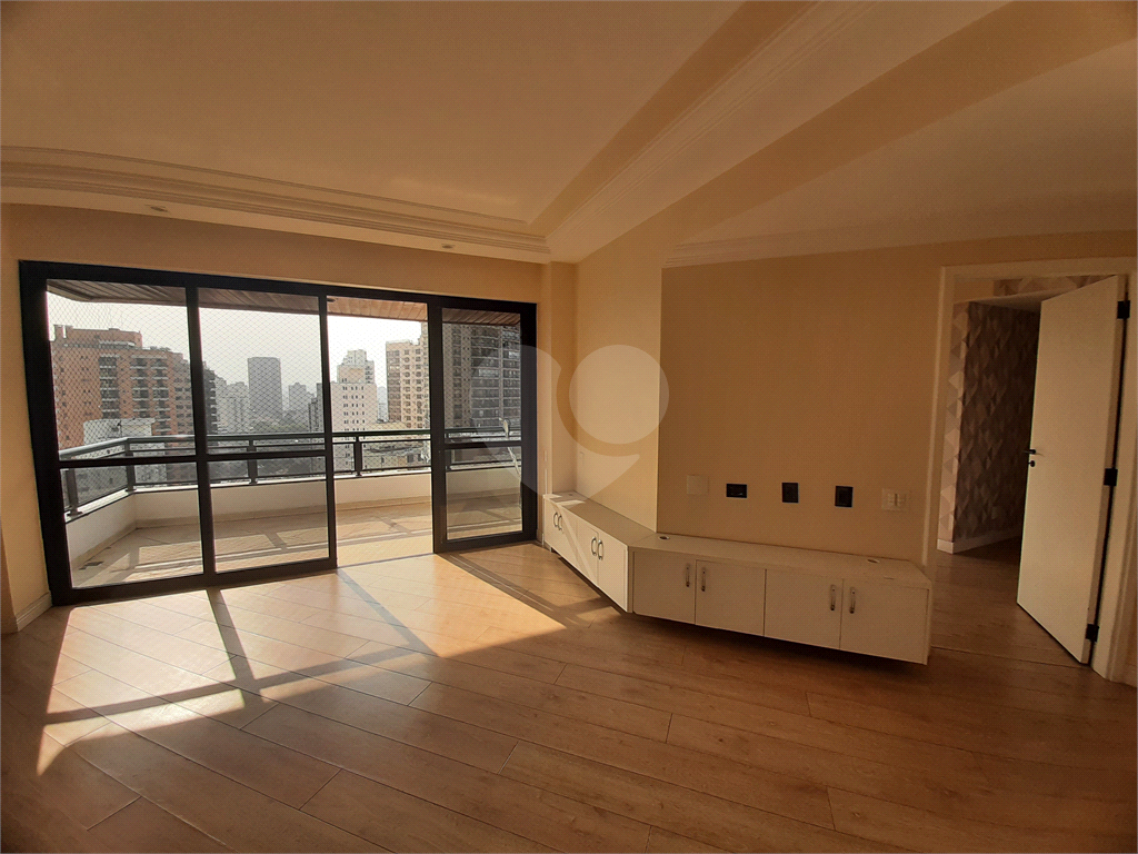 Apartamento para vender em Santana com 220m2, 4 quartos, sendo 3 suítes, 5 banheiros e 3 vagas