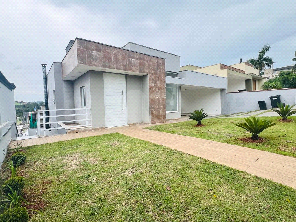 Casa de Condomínio à venda e aluguel com 3 quartos, 245m² - Foto 1