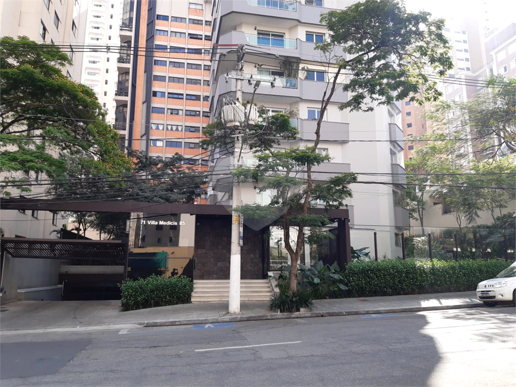 Moema Pássaros, poucos instantes do Shopping Ibirapuera
