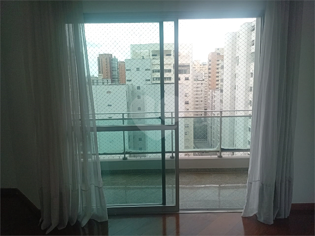 Moema Pássaros, poucos instantes do Shopping Ibirapuera