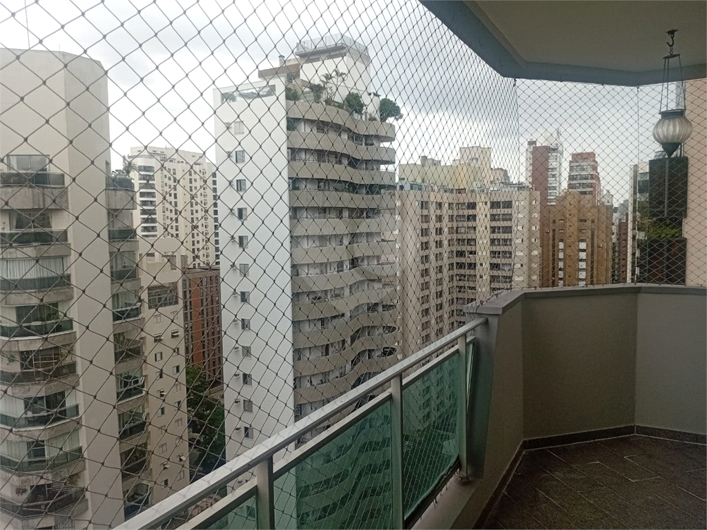 Moema Pássaros, poucos instantes do Shopping Ibirapuera
