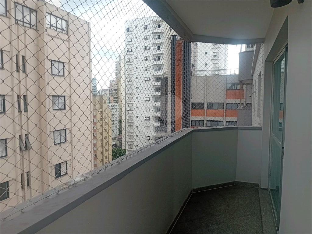 Moema Pássaros, poucos instantes do Shopping Ibirapuera