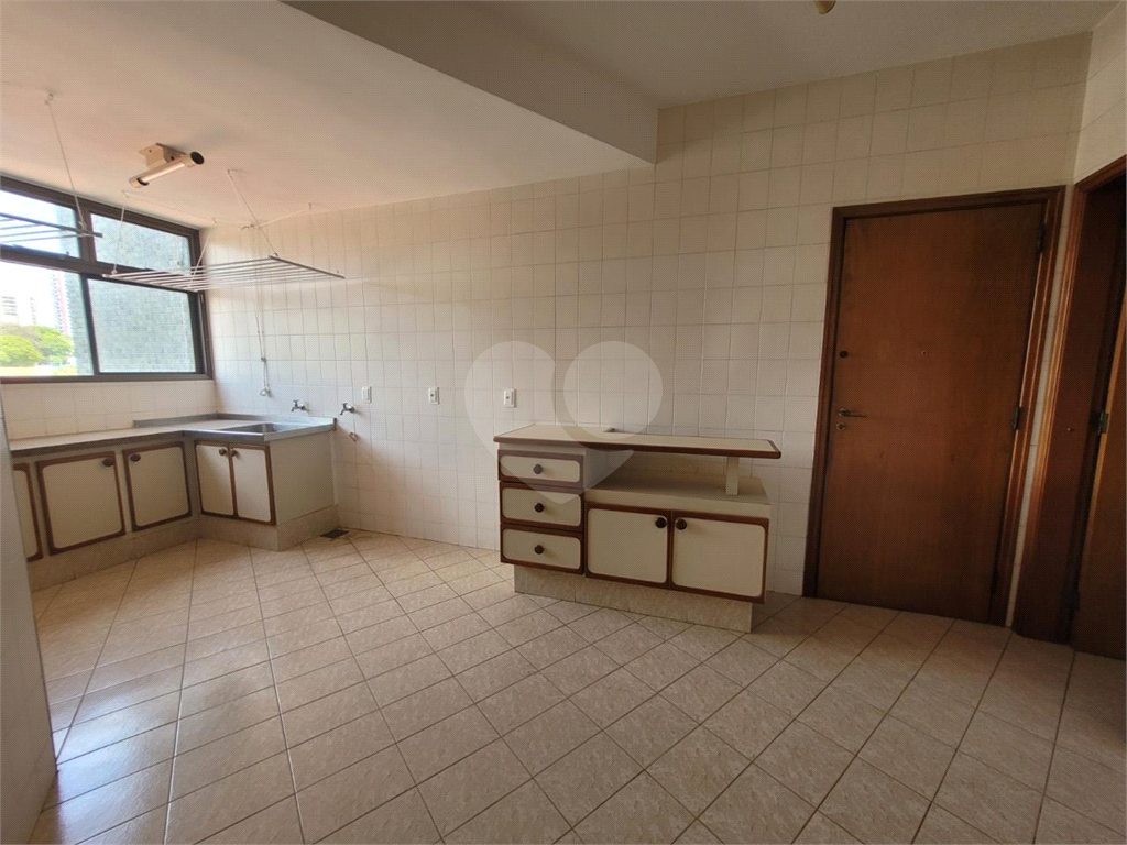 Apartamento para alugar com 3 quartos, 250m² - Foto 16