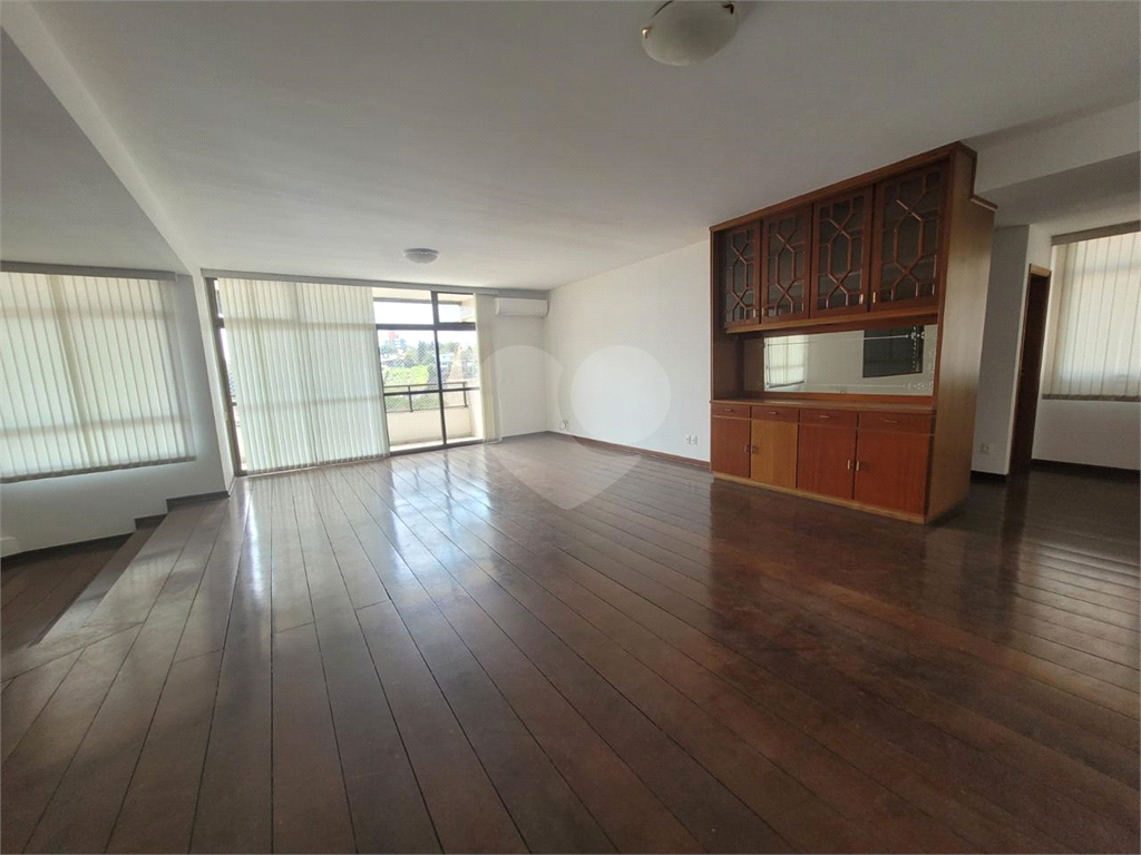 Apartamento para alugar com 3 quartos, 250m² - Foto 2