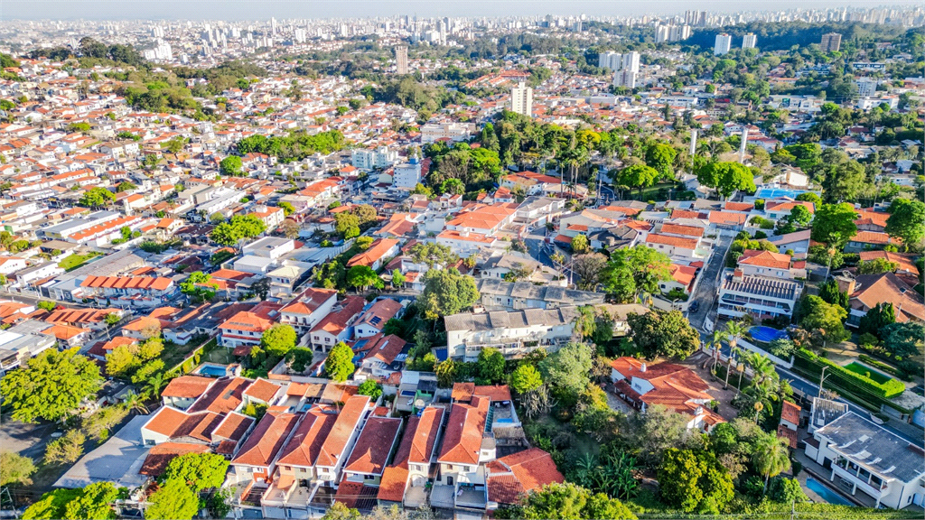 Casa de Alto Padrão à Venda Próximo ao Horto Florestal – 4 Dormitórios, 3 Suítes e Jacuzzi