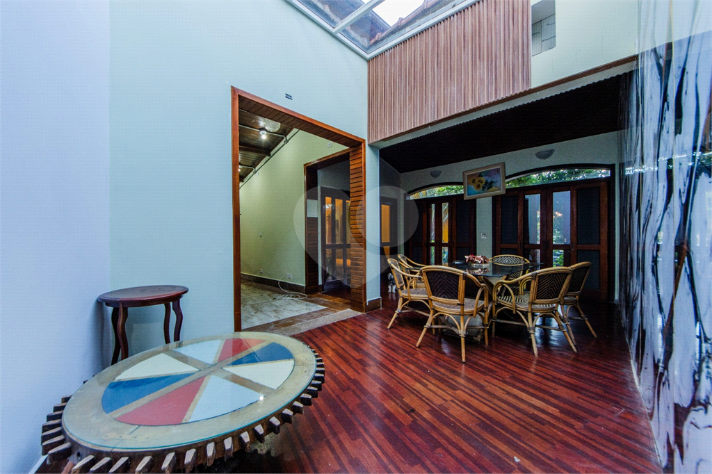 Casa de Alto Padrão à Venda Próximo ao Horto Florestal – 4 Dormitórios, 3 Suítes e Jacuzzi