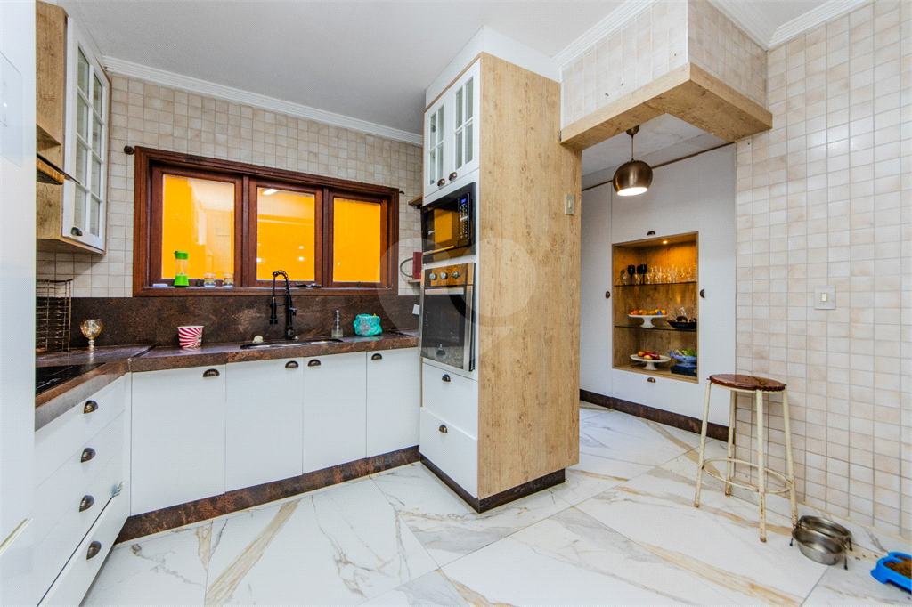 Casa de Alto Padrão à Venda Próximo ao Horto Florestal – 4 Dormitórios, 3 Suítes e Jacuzzi