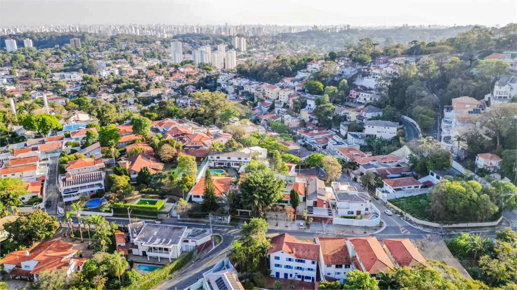 Casa de Alto Padrão à Venda Próximo ao Horto Florestal – 4 Dormitórios, 3 Suítes e Jacuzzi