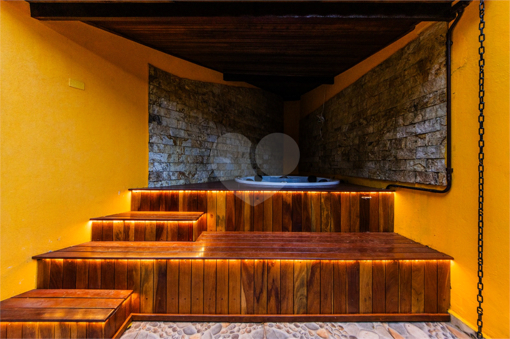 Casa de Alto Padrão à Venda Próximo ao Horto Florestal – 4 Dormitórios, 3 Suítes e Jacuzzi