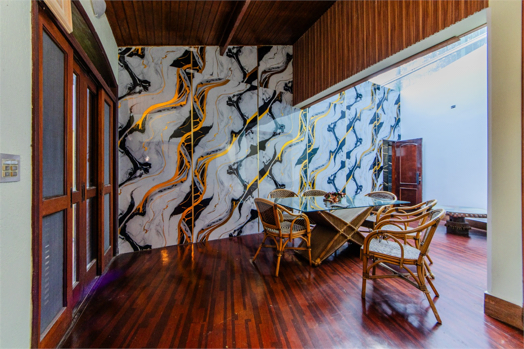 Casa de Alto Padrão à Venda Próximo ao Horto Florestal – 4 Dormitórios, 3 Suítes e Jacuzzi