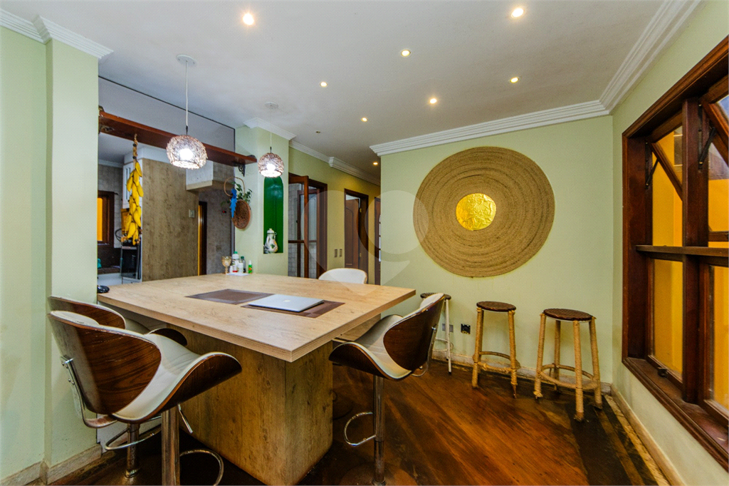 Casa de Alto Padrão à Venda Próximo ao Horto Florestal – 4 Dormitórios, 3 Suítes e Jacuzzi