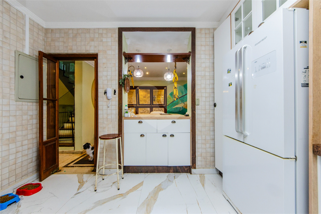 Casa de Alto Padrão à Venda Próximo ao Horto Florestal – 4 Dormitórios, 3 Suítes e Jacuzzi