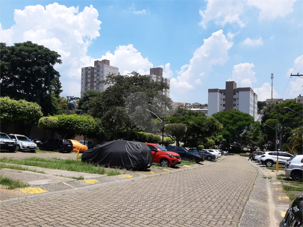 APARTAMENTO em CAMPO LIMPO