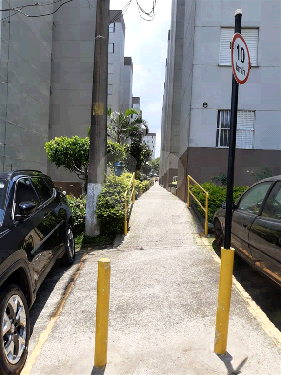APARTAMENTO em CAMPO LIMPO