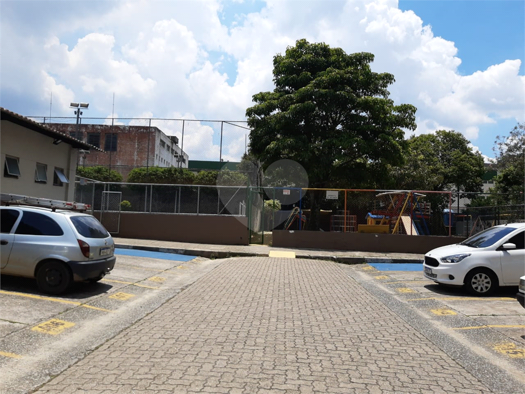 APARTAMENTO em CAMPO LIMPO